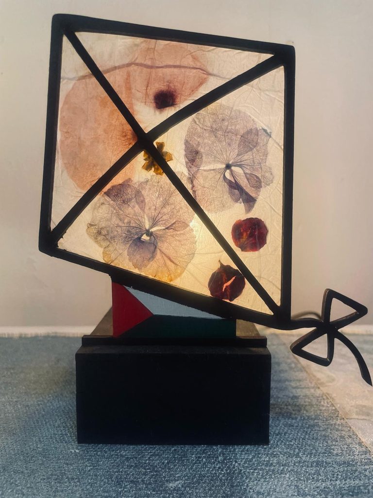 Lampada artigianale WALAD per la Palestina, in pioppo con petali e fiori essiccati